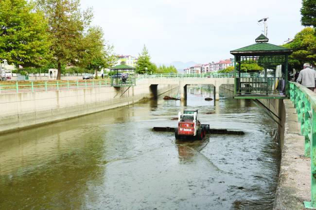 Belediye BSA Kanalını Temizliyor