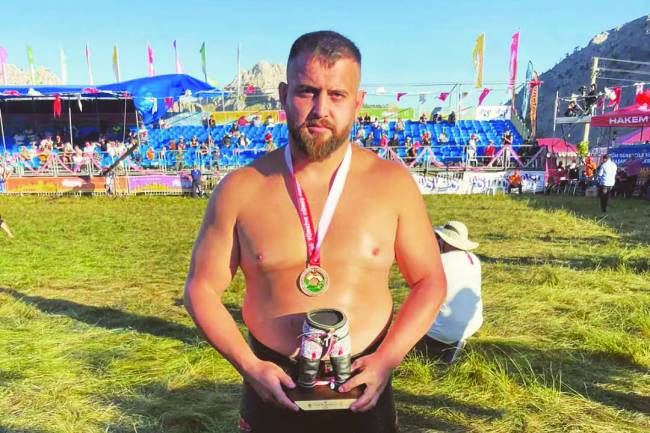 Beyşehirli güreşçi İldeniz Savran, Alanya’daki yağlı güreşlerde 3’üncü oldu